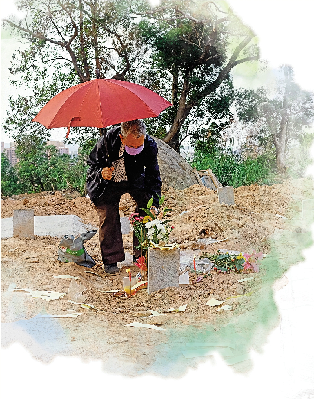 　　圖：陳伯到愛妻墓前憑弔，陳伯擔心妻子在墳地會害怕，專登帶了紅傘，希望帶妻子靈魂回家，場面令人心酸。
