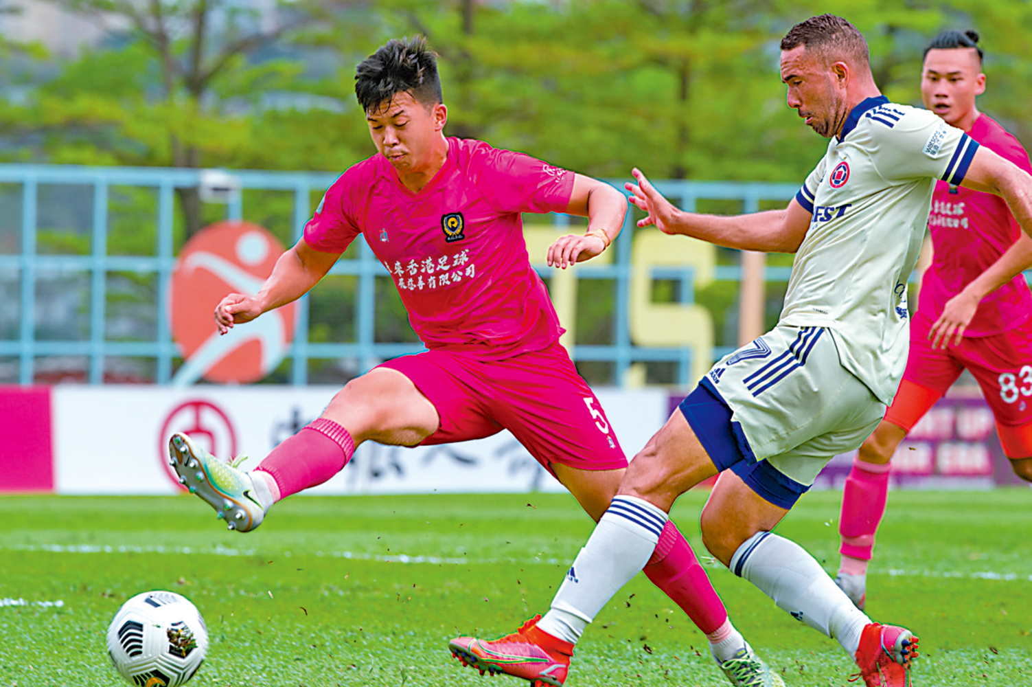 　　圖：費蘭度（右）與晉峰的鍾俊濠爭搶皮球。\足總圖片