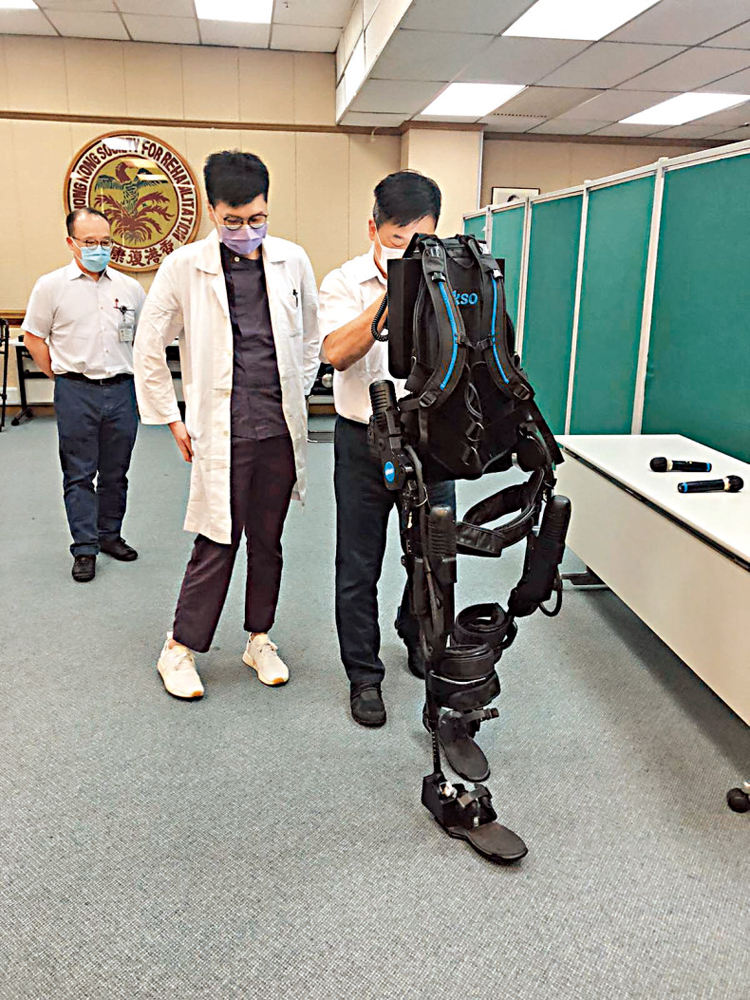 　　圖：「機械腳」可協助脊髓損傷致行動不便的病人提高復康步行訓練效率。\大公報記者解雪薇攝
