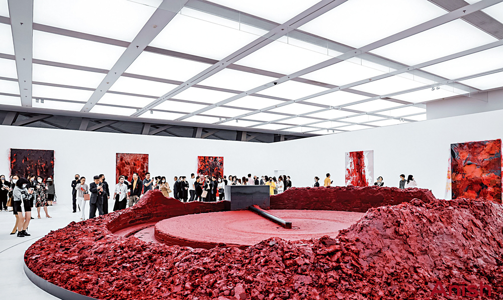 　　圖：安尼施．卡普爾作品《我的紅色家鄉》現正於深圳市當代藝術與城市規劃館展出。 