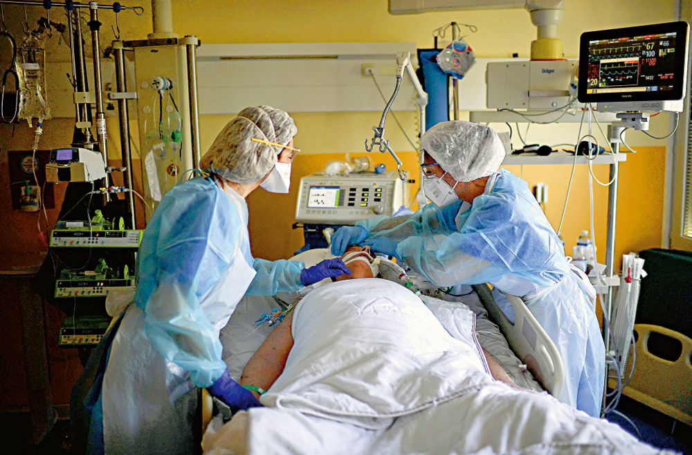 　　圖：法國醫護人員2日照顧ICU新冠患者。\法新社