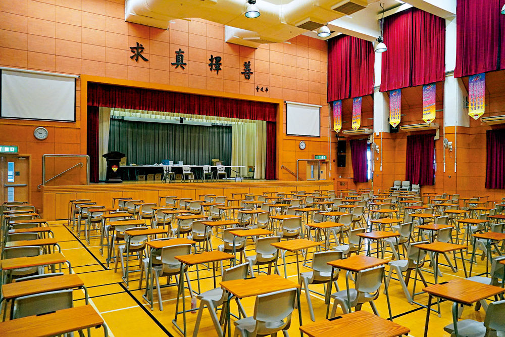 　　圖：福建中學校訓「求真擇善」由全國政協副主席、香港特區首任行政長官董建華題寫，寄語學生要「求真知，擇善行」。