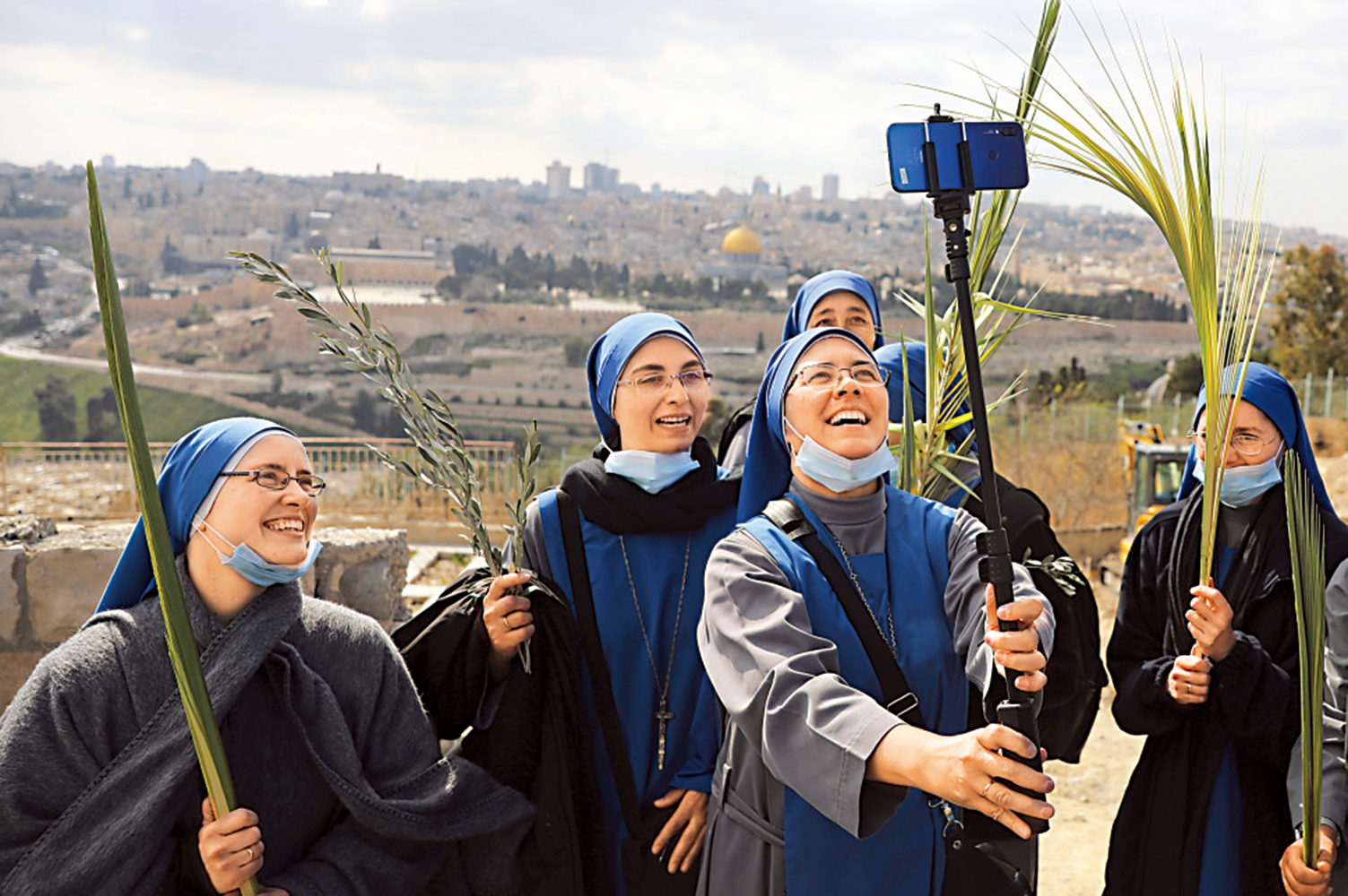 　　圖：3月28日，以色列民眾外出慶祝棕樹節。\美聯社