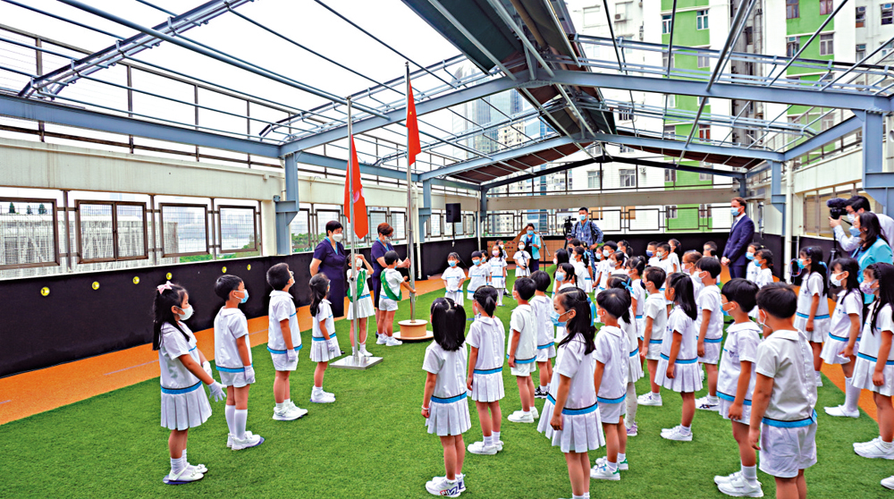 　　圖：銅鑼灣維多利亞幼稚園昨日舉行升旗儀式和唱國歌。
