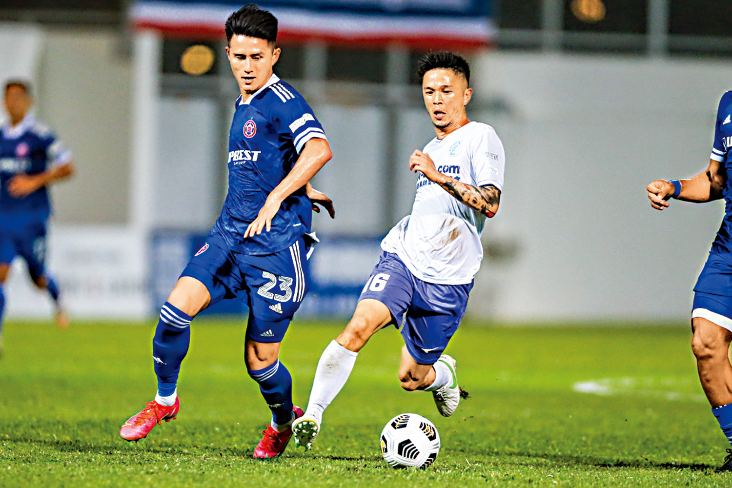 　　圖：東方中場主力黃威（左）。\足總圖片