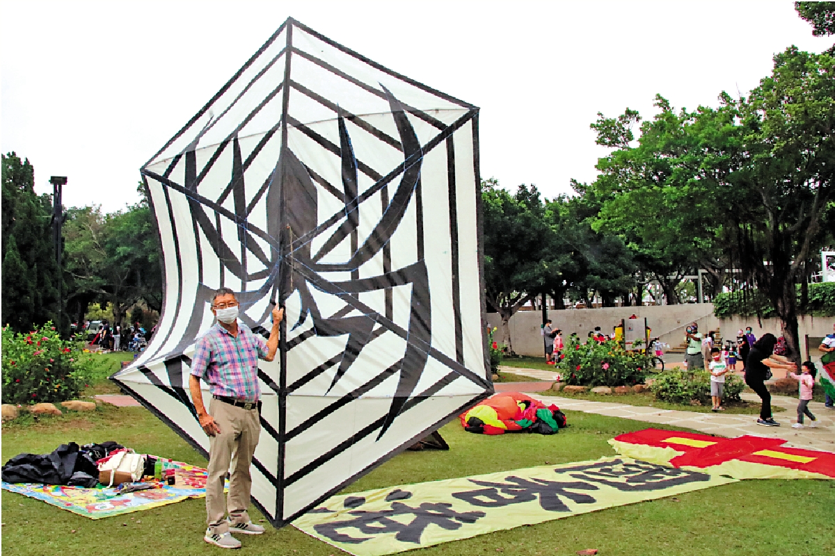　　圖：劉師傅放飛的「中國香港」風箏近七米長，已經是第二代。