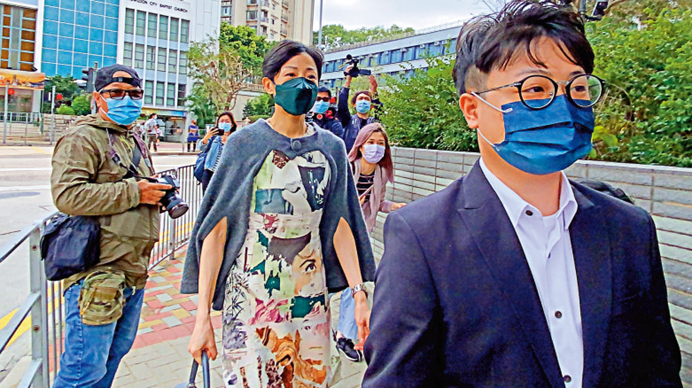 　　圖：陳淑莊涉違反限聚令一案，有證人作供稱，酒吧內曾有人提出參選。圖為陳淑莊（中）與涉案酒吧負責人陳偉才（右）早前出席案件審訊。\大公報記者攝