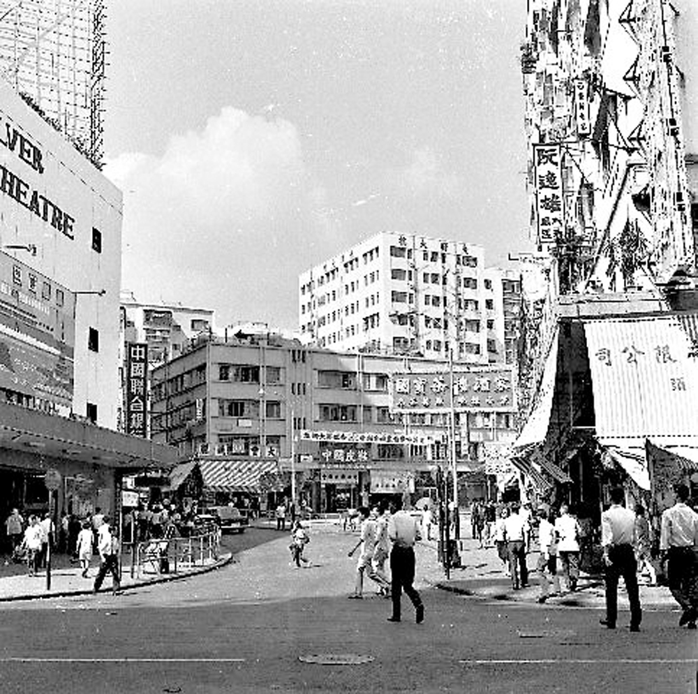 　　圖：1966年裕民坊一帶，左為銀都戲院，右為國寶茶樓。\資料圖片