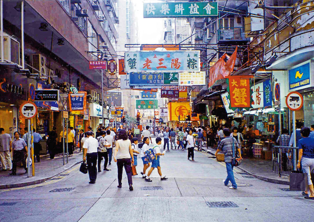 　　圖：羅素街九十年代民生店舖林立。\資料圖片