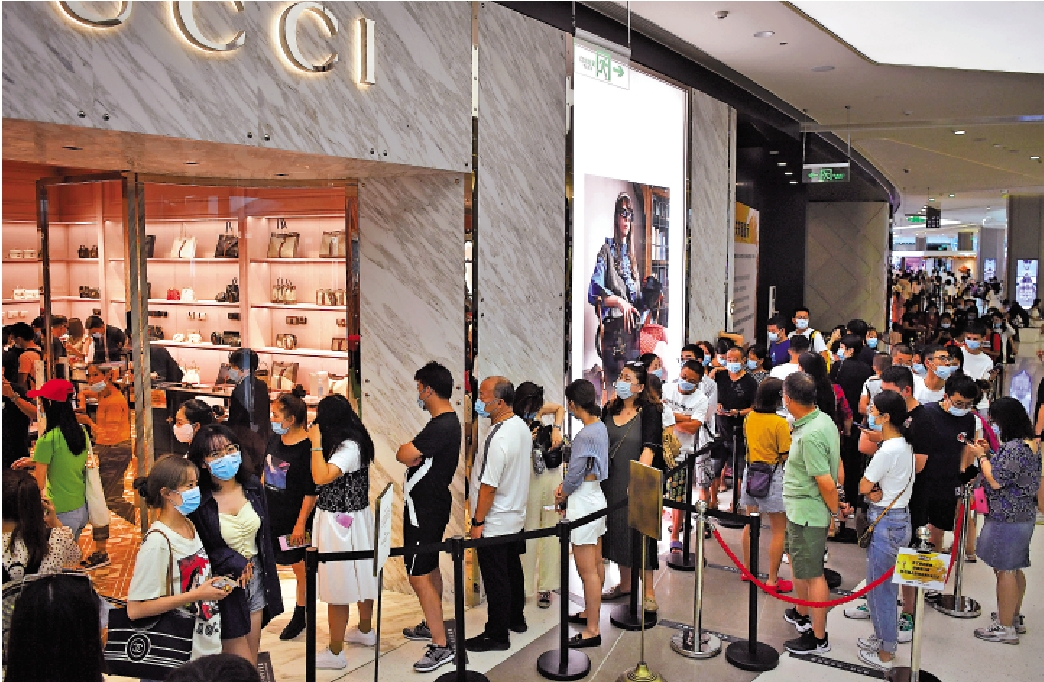 　　圖：內地疫情受控後，奢侈品境外消費回流，內地奢侈品門店生意火爆。圖為去年10月，遊客在一間奢侈品牌門店外排隊購物。\新華社