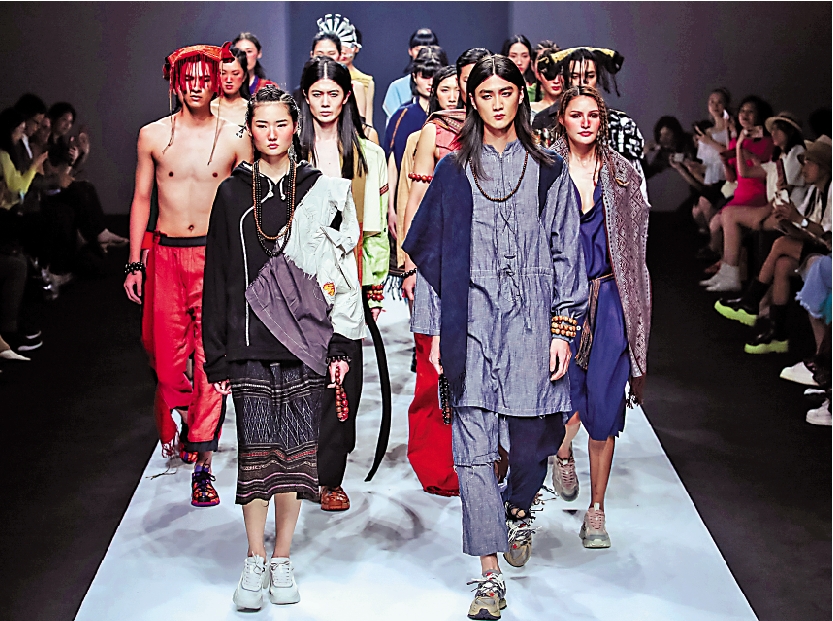 　　圖：此次深圳時裝周，粵港設計師以海南黎錦為主題，打造了一場備受關注的非遺時裝秀。\受訪者供圖