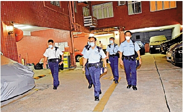 　　圖：北角堡壘街偉文大廈前日揭發雙屍命案，大批警員到場調查。\大公報記者攝