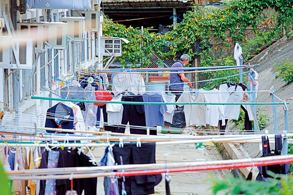 　　圖：漁光村依山而建，四周通風，居民利用此地利優勢在戶外晾曬衣服。