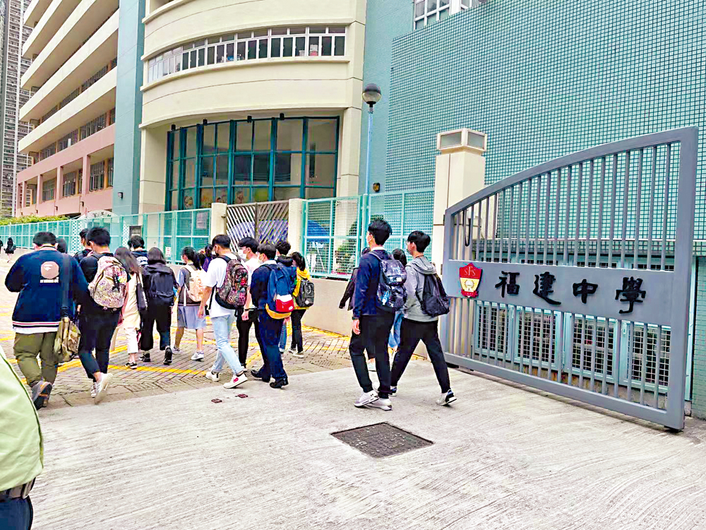 　　圖：觀塘區福建中學設禮堂及11間課室作試場，首次以學校廣播系統設備播放聆聽錄音。\大公報記者古嘉瀰攝