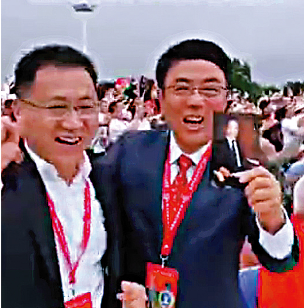 　　圖：永新光學總經理毛磊把曹光彪先生的照片帶到天和核心艙發射現場。\網絡圖片