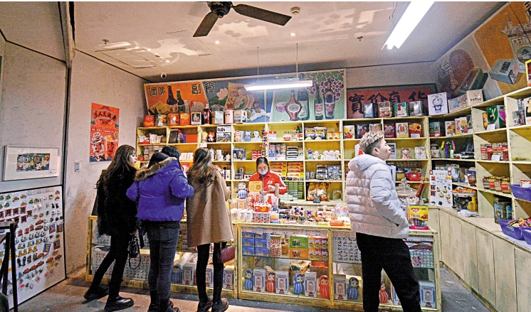 　　圖：遊客在北京和平果局觀賞和購買懷舊玩具、物品，並品嘗「老北京」美食。/網絡圖片