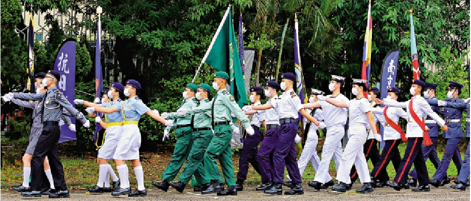 　　圖：昨日在香港電台廣播大廈舉行「五四升旗禮」，由12隊青少年制服團體參與步操及進行升旗禮。