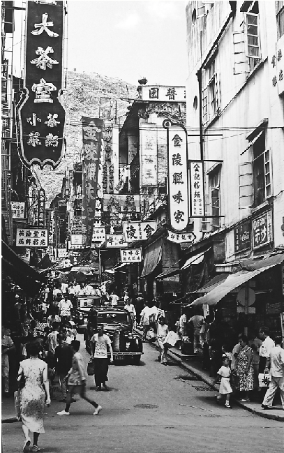 　　圖：太平山下的德己立街行人熙來攘往，由李福志拍攝。