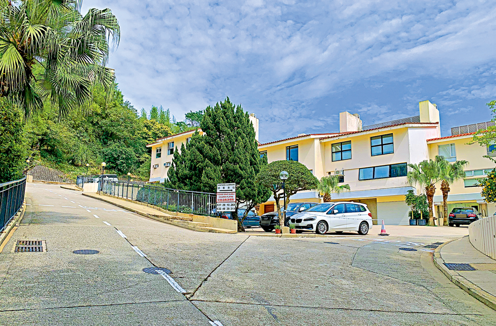 　　圖：胡老太經歷騙案後身心受創，近日都留在山頂大屋內休養。