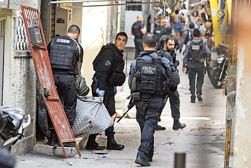 　　圖：巴西警察在里約熱內盧貧民窟帶走受傷疑犯。\路透社