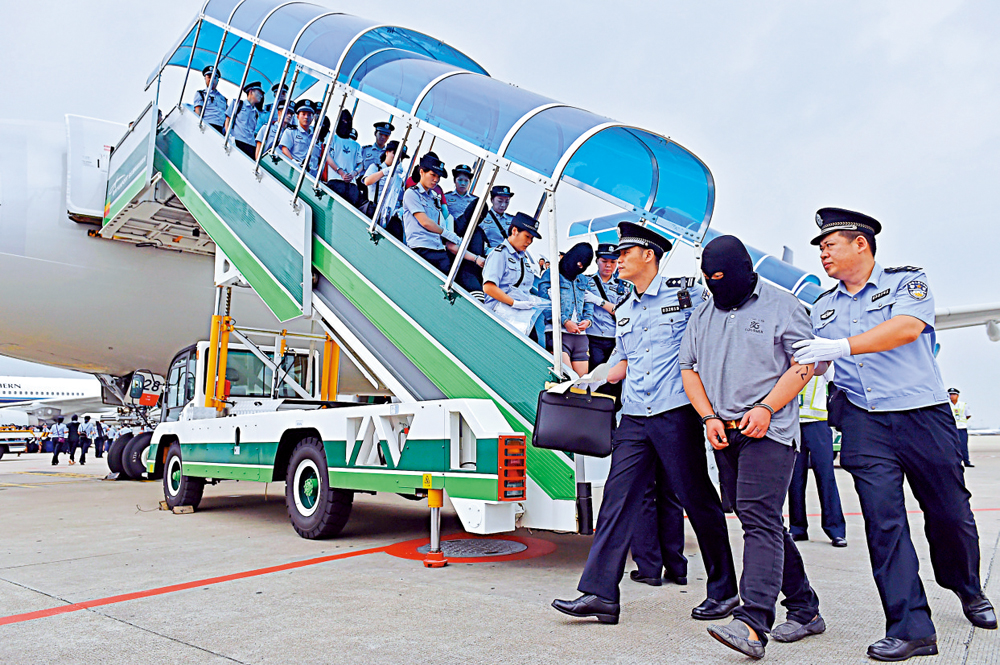 　　圖：大陸方面嚴厲打擊騙案。圖為2016年多名台灣電信網絡詐騙犯罪嫌疑人從亞美尼亞被帶回中國大陸。 \資料圖片