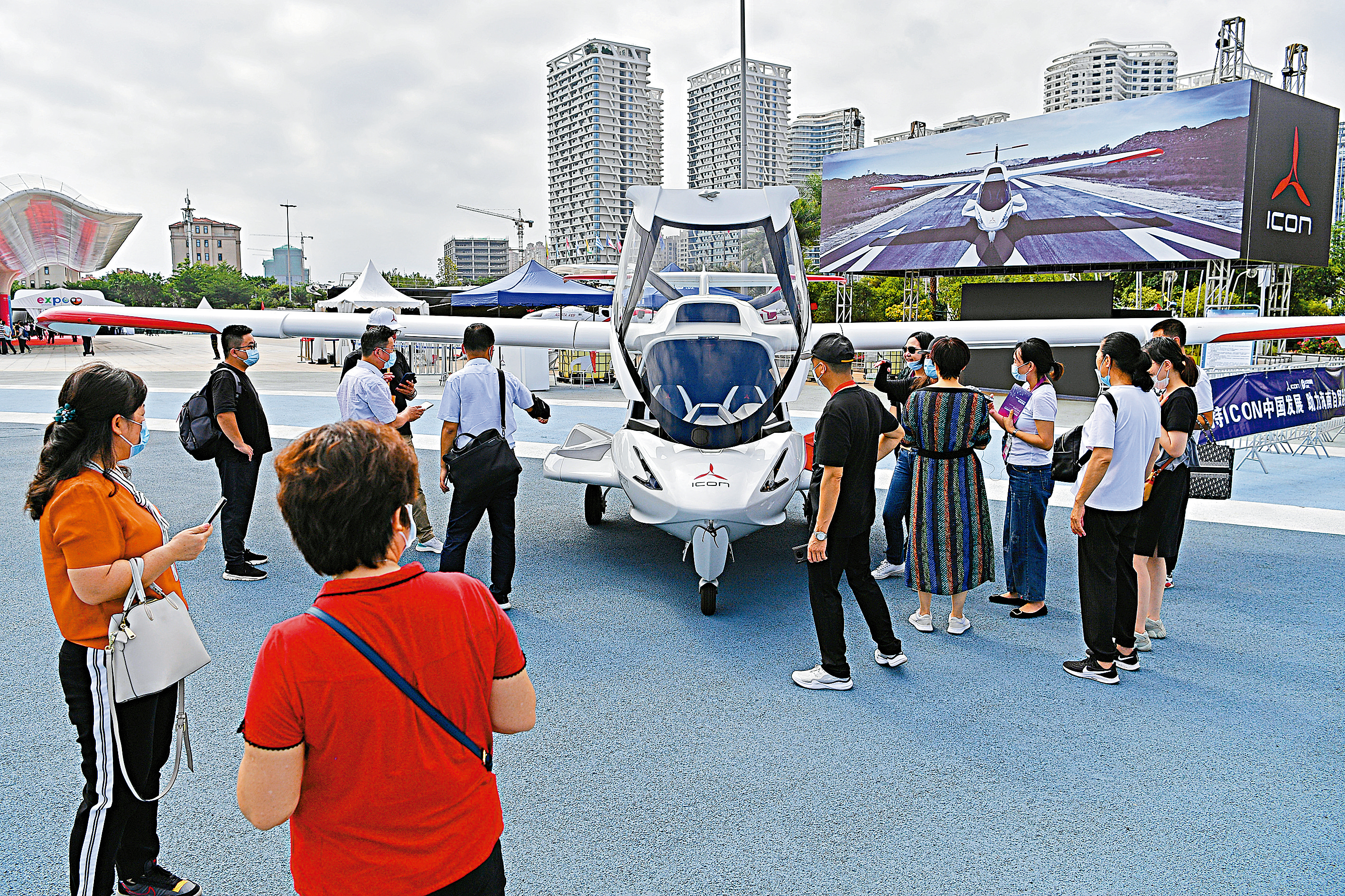　　圖：消博會讓全球企業看到自貿港機遇，加速搶灘海南市場成為共識，很多參展商獲得「超級訂單」。圖為消博會露天展區的ICON小型飛機受到參觀者關注。\中新社