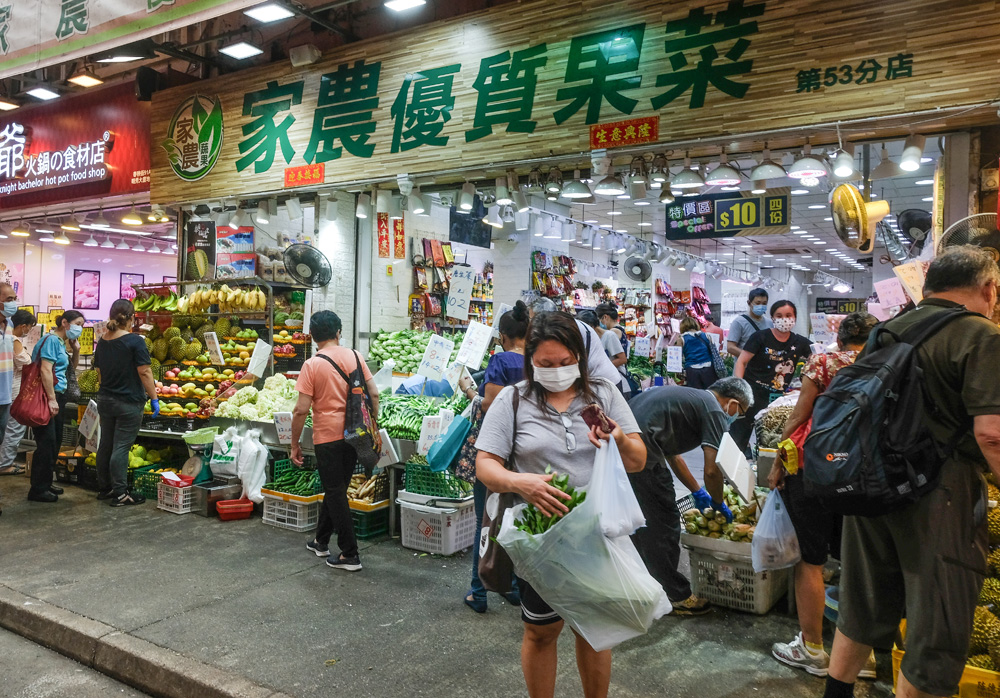 　　圖：家農優質果菜以平價菜作招徠，常有十元三份、十元四份蔬菜吸引街坊客。