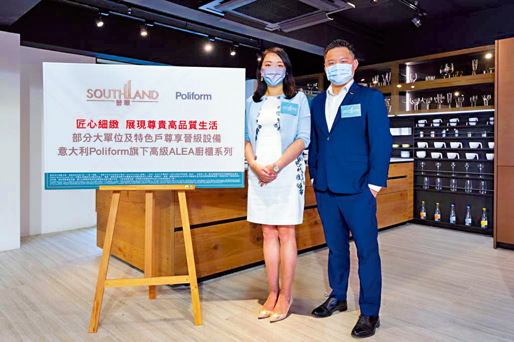 　　圖：封海倫（左）說，晉環只有4伙連天台及平台的複式單位。旁為怡邦行旗下Poliform HK高級銷售經理劉胤聰。