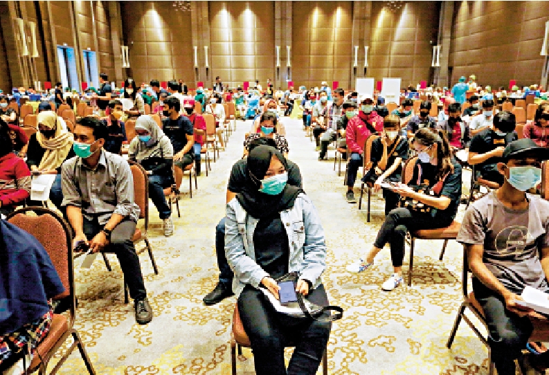 　　圖：印尼民眾3月等待接種科興疫苗。\路透社