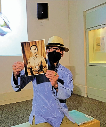 　　圖：關漢泉展示父親關德興照片。\大公報記者 李亞清攝