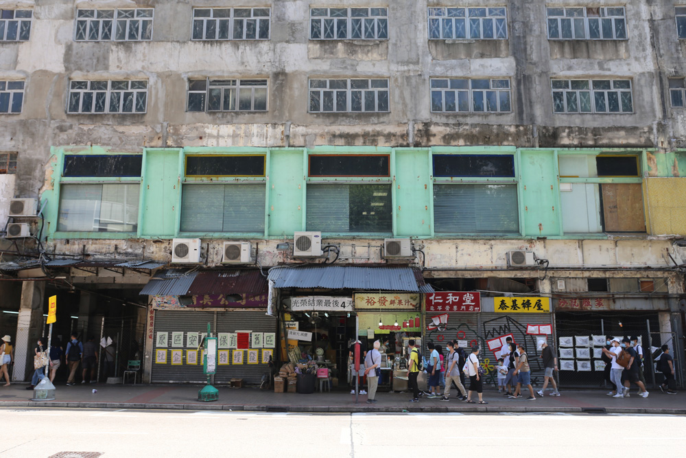 　　圖：觀塘裕民坊商戶早已陸續搬離，如今只剩一間果汁店留守，但到後日也要跟街坊告別了。\大公報記者賀仁攝