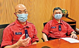 　　圖：陳金海（左）及黃金峰（右）講述救援失蹤女子石樂蕎行動經過。\大公報記者王欣攝