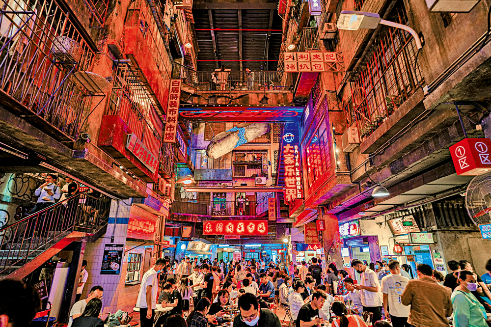 　　圖：網紅打卡地深圳文和友，彷彿穿越回上世紀香港的九龍城寨。通過加入特色餐飲、區域文化，讓年輕人找尋到童年的記憶。 網絡圖片