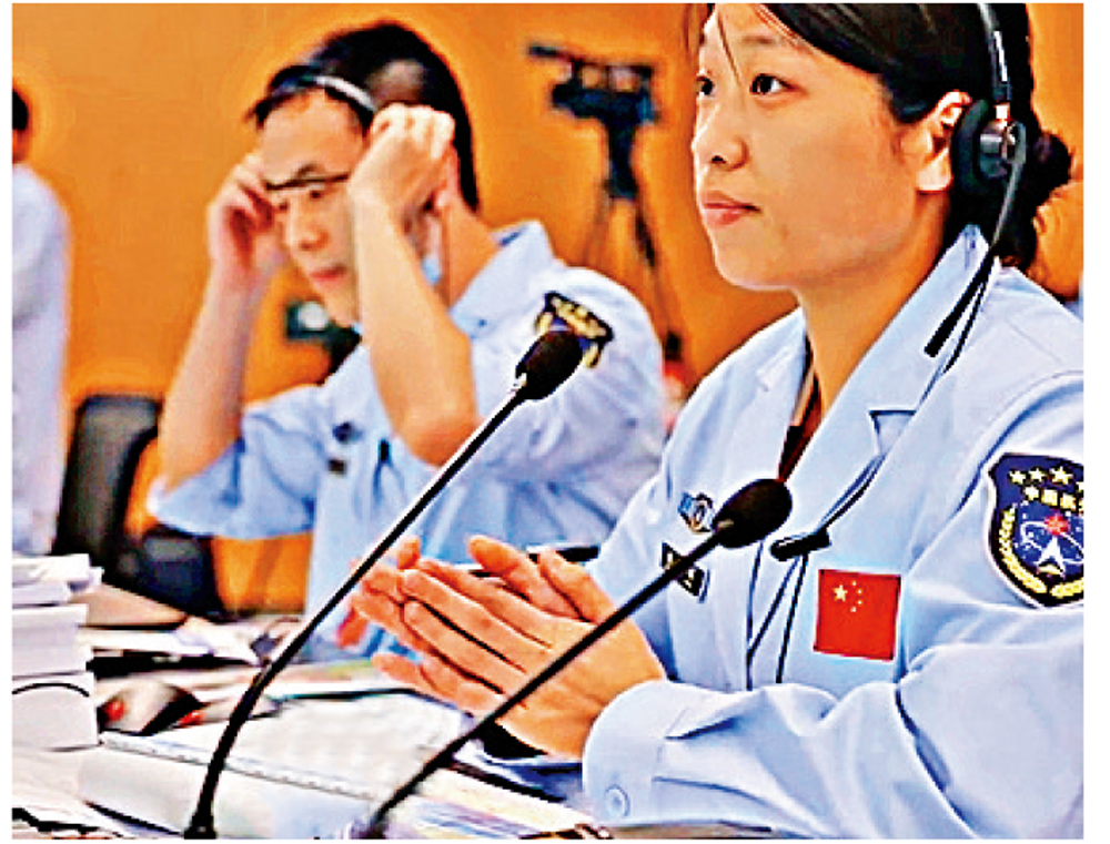 　　圖：鮑碩在發出指令後，難掩內心的激動，嘴角掛着快要抑制不住的笑容，小幅度鼓起掌。\網絡圖片