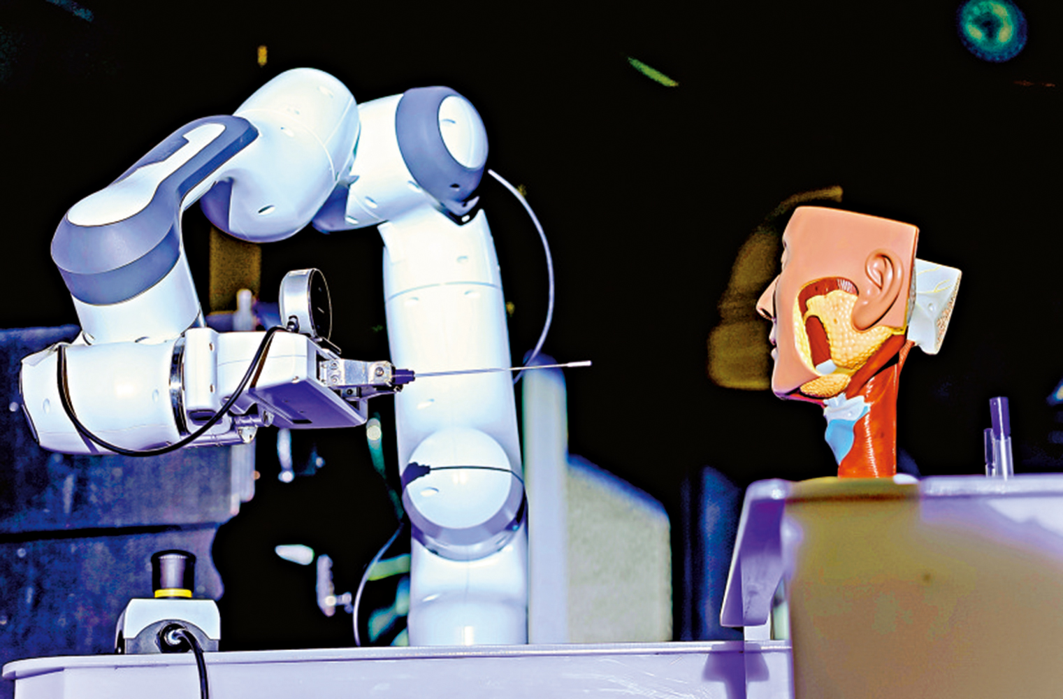 　　圖：全自動鼻咽拭子核酸採樣機器人原型機「青耕」。\大公報記者郭若溪攝