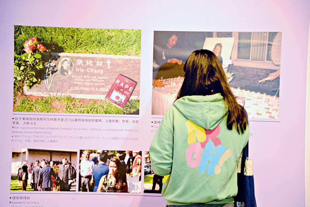 　　圖：觀眾參觀專題展。\大公報記者賀鵬飛攝