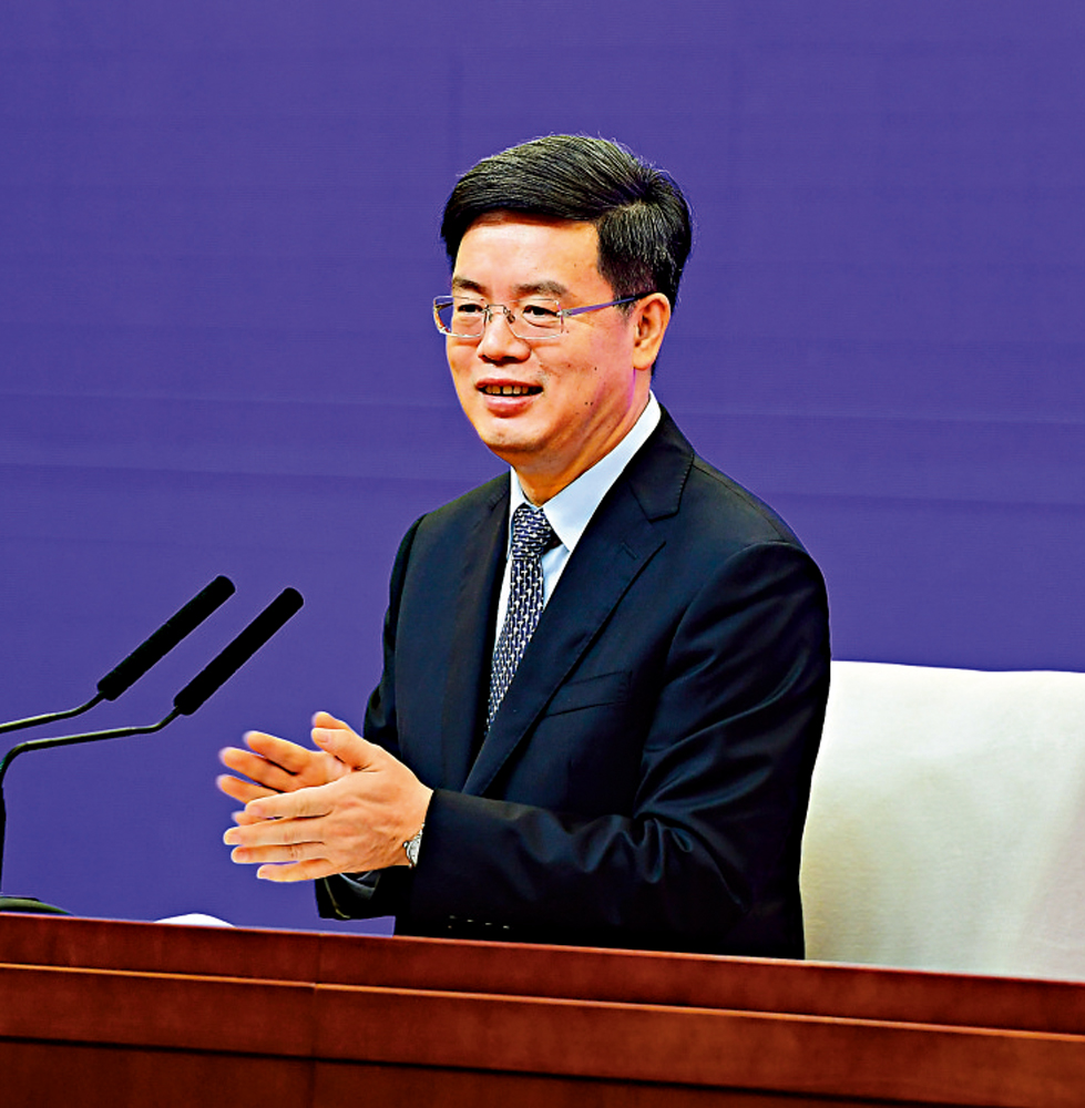 　　圖：5月19日，覃偉中當選深圳市市長。圖為覃偉中與新聞媒體見面並答記者問。\中通社