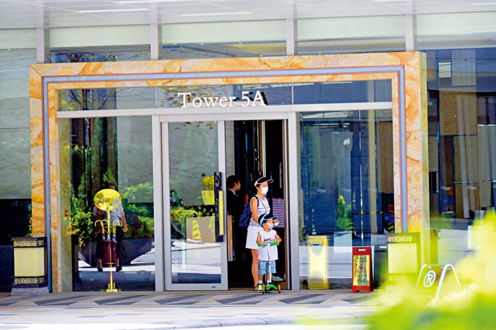 　　圖：確診印傭居住匯璽，該屋苑第5A及5B座納入強制檢測名單，所有住客須接受強檢。\中通社