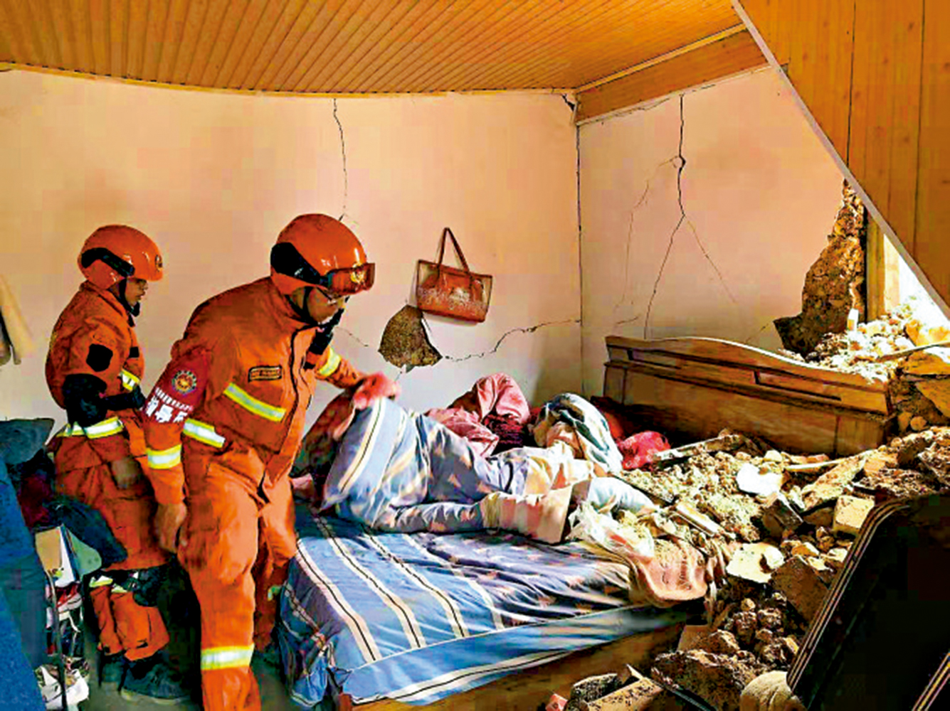 　　圖：在雲南漾濞地震災區，救援人員入戶開展搶險救援工作。\新華社