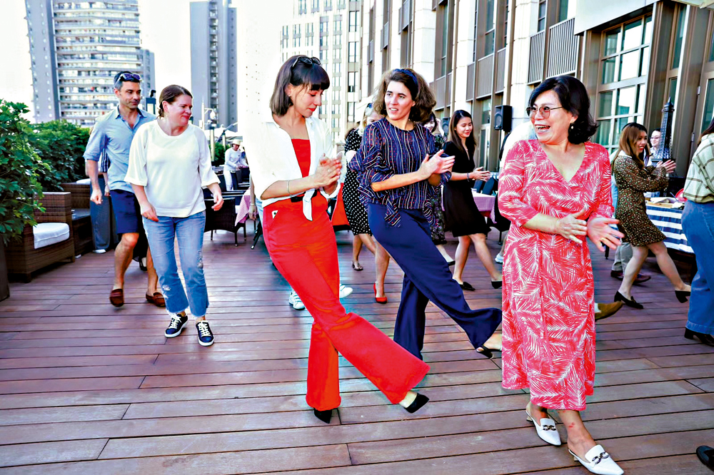 　　圖：魏桑塔（前排中）舉辦法語沙龍，讓中國人與法國人一起交流中法文化。\受訪者供圖