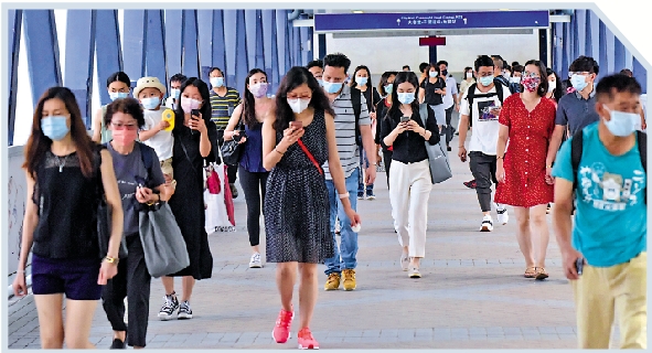 　　圖：香港是全球壽命最高的地區，圖為行走於中環的民眾。\中新社