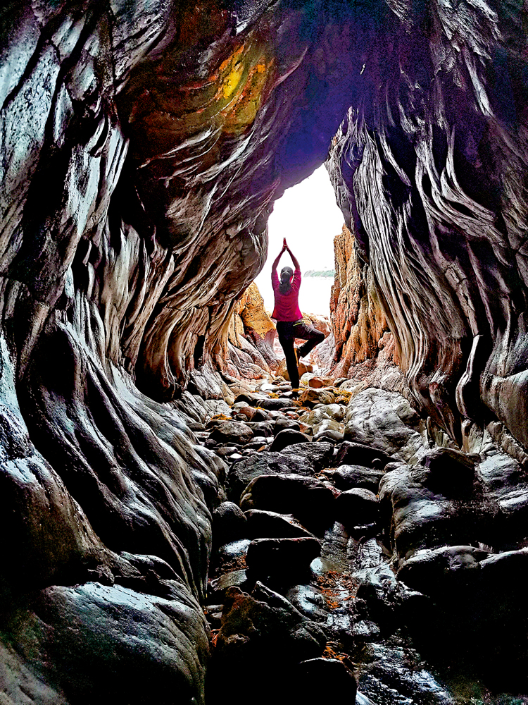 　　圖：遊人在扭紋洞擺出各種甫士，務求留下靚影。