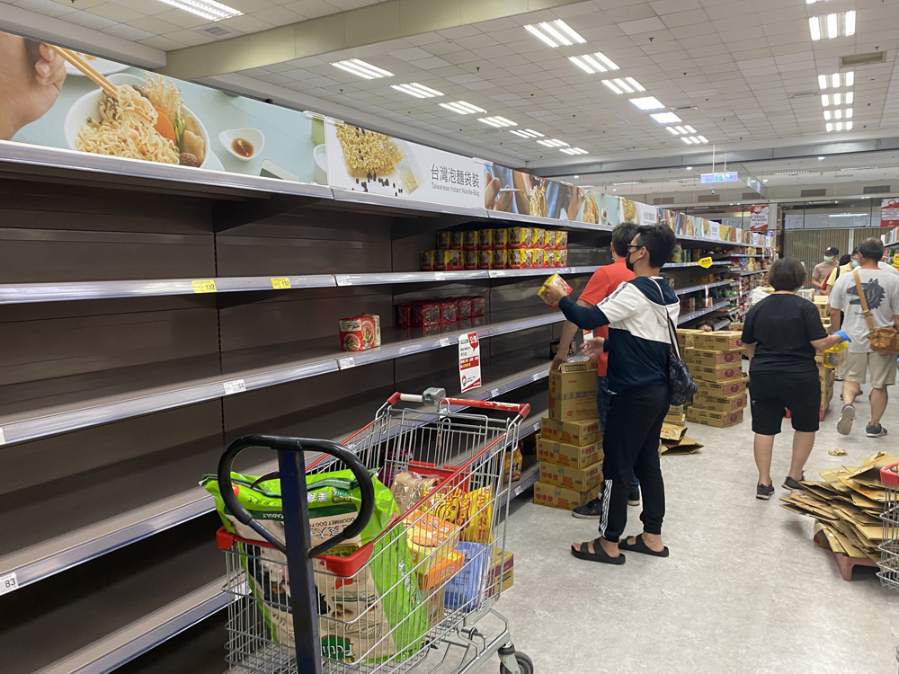 　　圖：台灣周日再現搶購潮。新竹市一間超市的即食麵被搶購一空。\中央社