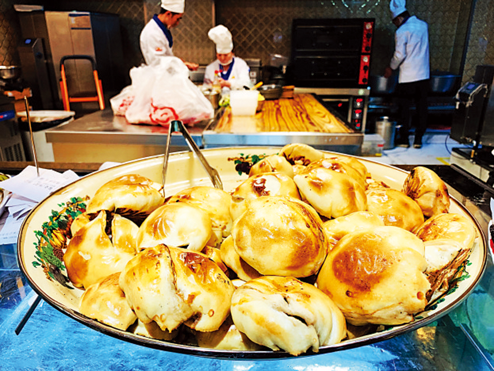 　　圖：新疆美食烤包子。