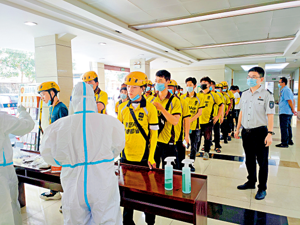 　　圖：深圳餐飲外賣配送員排隊做核酸。\大公報記者郭若溪攝