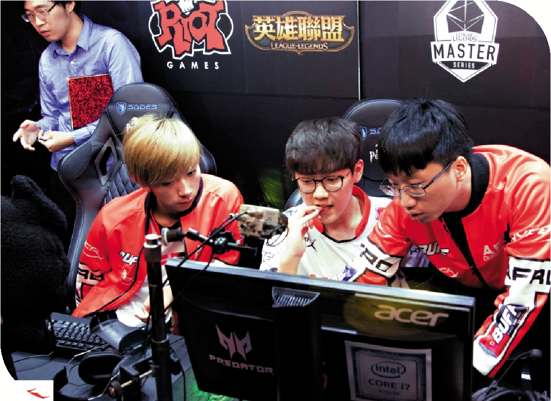 　　圖：港青Tabe擔任知名俱樂部RNG的主教練（右），接連將2021《英雄聯盟》LPL春季賽和季中冠軍賽冠軍收入囊中。/網絡圖片