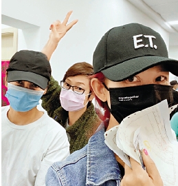 　　圖：蔡少芬（右起）、陳法蓉及張晉在內地相約一起接種新冠疫苗。