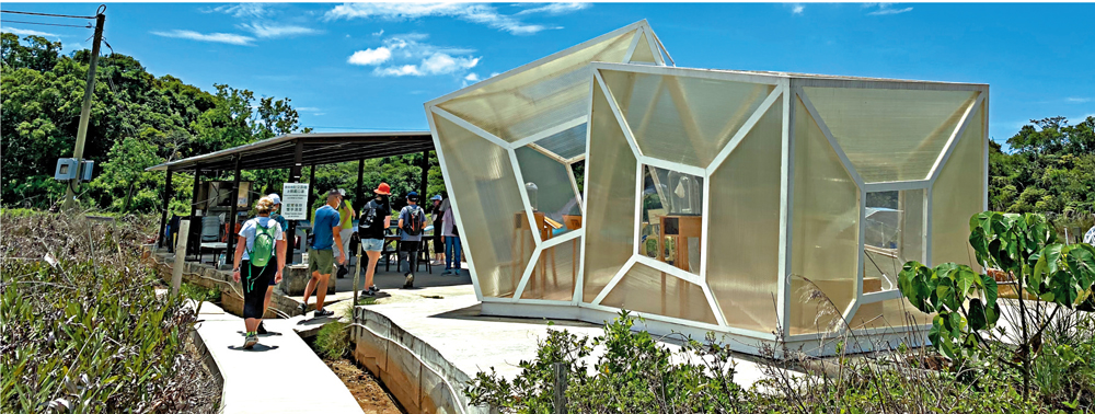 　　圖：《鹽光之所》位於鹽場入口處，是一個開放式設計實驗室。外觀像鹽結晶，內裏展出鹽結晶的形態和紀錄，還呈現三位與鹽田梓結下不解緣的鹽工和科學家，以及他們與鹽的故事。