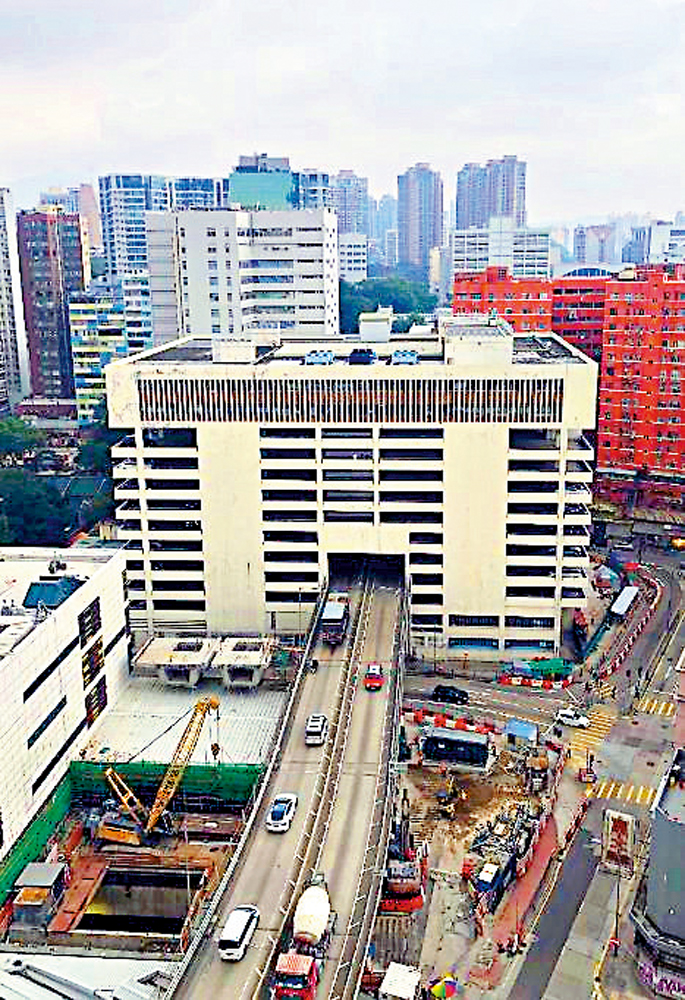　　圖：油麻地停車場大廈的「汽車捐山窿」屬市區獨特景象。\運房局圖片