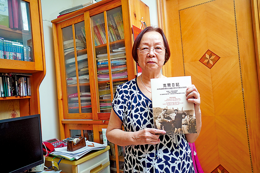　　圖：尹林平之女尹素明，是東江縱隊歷史研究會（香港）會長。她用六年時間，寫下《克爾日記》，記錄東江縱隊營救美軍飛行員的事跡。